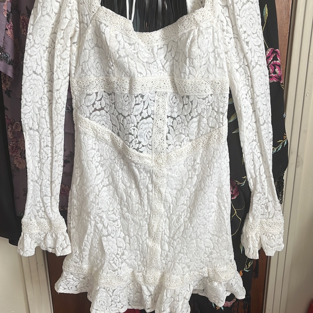 💚🩵🤍2/$40🤍🩵💚Elegant White Lace Dress